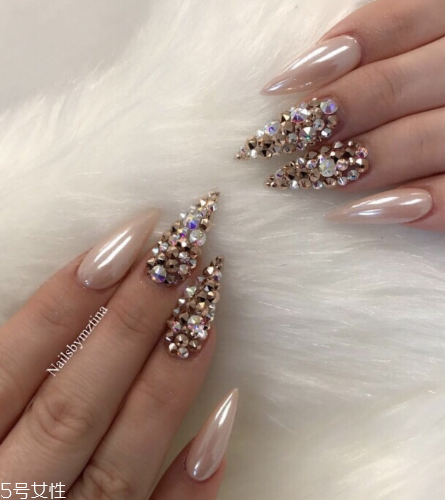 個(gè)性美甲圖片2018 讓人過(guò)目難忘的瀟灑酷帥美甲 個(gè)性美甲圖片2018 讓人過(guò)目難忘的瀟灑酷帥美甲