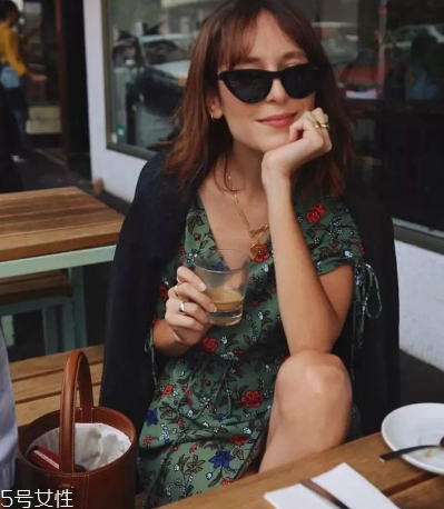 什么樣的碎花裙好看？三招選到最適合的