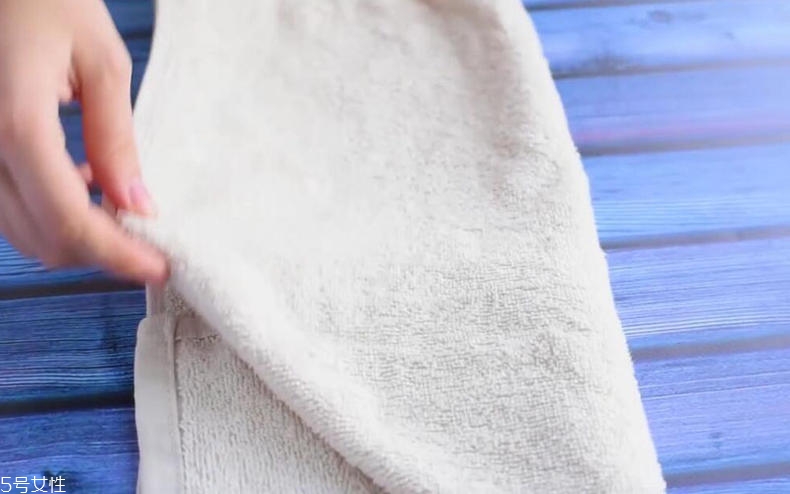 毛巾收納的折疊方法 一秒搞定毛巾收納 毛巾收納的折疊方法 一秒搞定毛巾收納