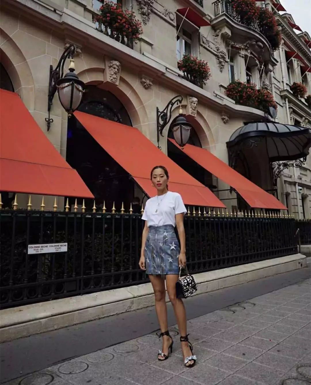 穿什么顏色的衣服顯白 穿對(duì)膚色亮白一階 穿什么顏色的衣服顯白 穿對(duì)膚色亮白一階