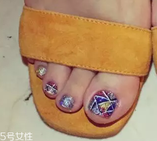 鉑金膠美甲的做法 自己也能做閃亮美甲 鉑金膠美甲的做法 自己也能做閃亮美甲