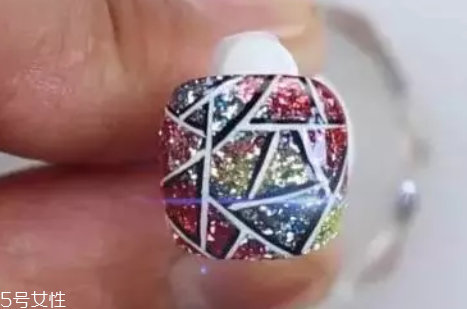 鉑金膠美甲的做法 自己也能做閃亮美甲 鉑金膠美甲的做法 自己也能做閃亮美甲