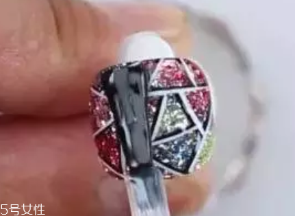 鉑金膠美甲的做法 自己也能做閃亮美甲 鉑金膠美甲的做法 自己也能做閃亮美甲