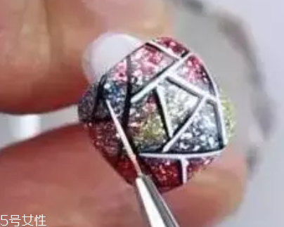 鉑金膠美甲的做法 自己也能做閃亮美甲 鉑金膠美甲的做法 自己也能做閃亮美甲