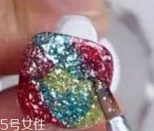 鉑金膠美甲的做法 自己也能做閃亮美甲 鉑金膠美甲的做法 自己也能做閃亮美甲