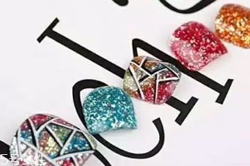 鉑金膠美甲的做法 自己也能做閃亮美甲 鉑金膠美甲的做法 自己也能做閃亮美甲