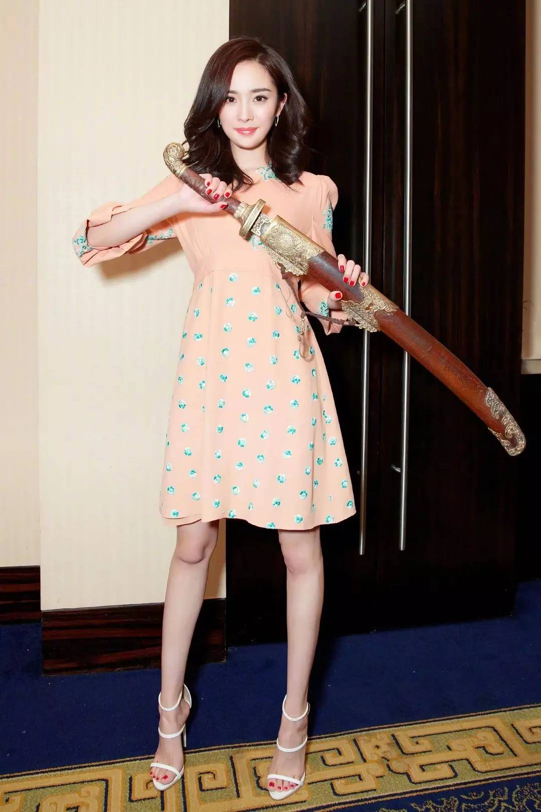 穿什么顏色的衣服顯白 穿對(duì)膚色亮白一階 穿什么顏色的衣服顯白 穿對(duì)膚色亮白一階