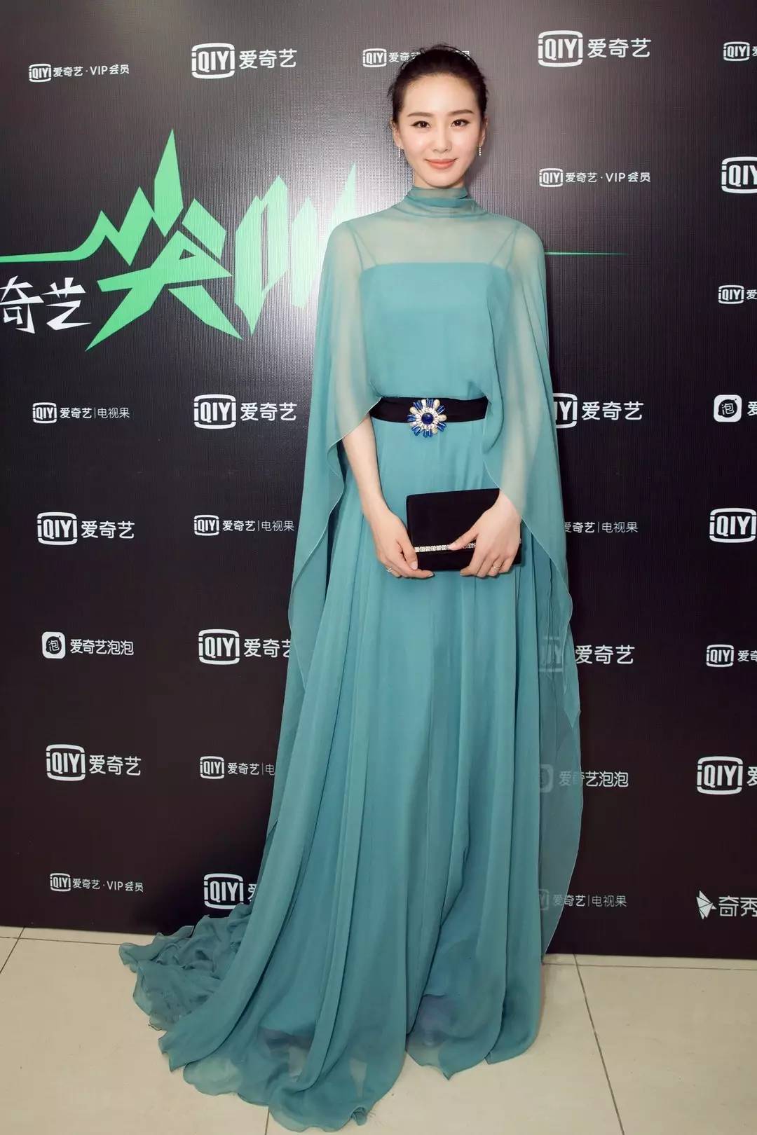 穿什么顏色的衣服顯白 穿對(duì)膚色亮白一階 穿什么顏色的衣服顯白 穿對(duì)膚色亮白一階