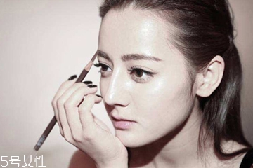 眉筆顏色怎么和膚色搭配 暖棕色最適合亞洲人 眉筆顏色怎么和膚色搭配 暖棕色最適合亞洲人