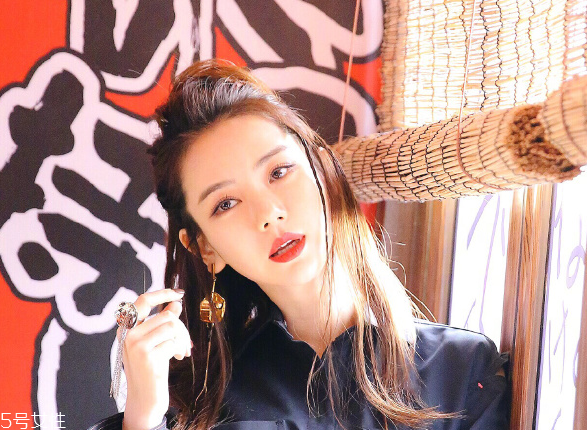 美瞳戴時(shí)間長了的危害 美瞳戴時(shí)間長了的危害