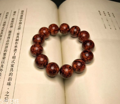 黃花梨手串有味道嗎 專屬于它的香氣 黃花梨手串有味道嗎 專屬于它的香氣