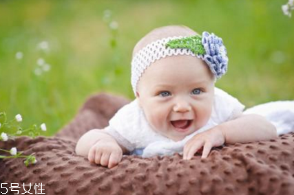 寶寶涂防曬霜如何清洗 選購兒童防曬霜的技巧 寶寶涂防曬霜如何清洗 選購兒童防曬霜的技巧