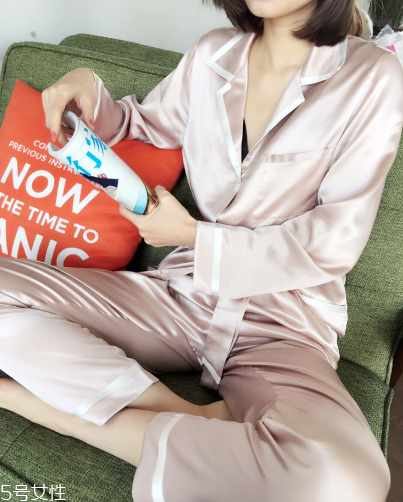 真絲上的菜湯怎么清洗 清洗要仔細 真絲上的菜湯怎么清洗 清洗要仔細