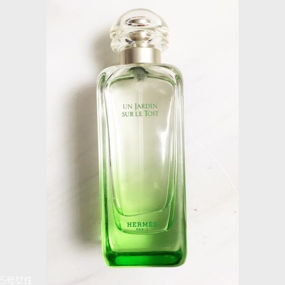 青香型香水適合什么年齡 沉穩(wěn)與活力兼具 青香型香水適合什么年齡 沉穩(wěn)與活力兼具