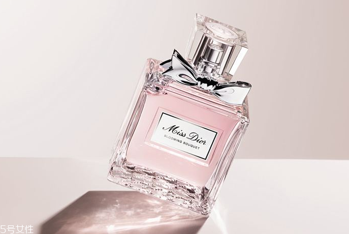 青香型香水適合什么年齡 沉穩(wěn)與活力兼具 青香型香水適合什么年齡 沉穩(wěn)與活力兼具