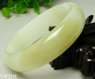 藍(lán)田玉手鐲一般多少錢(qián) 性?xún)r(jià)比很高的飾品 藍(lán)田玉手鐲一般多少錢(qián) 性?xún)r(jià)比很高的飾品