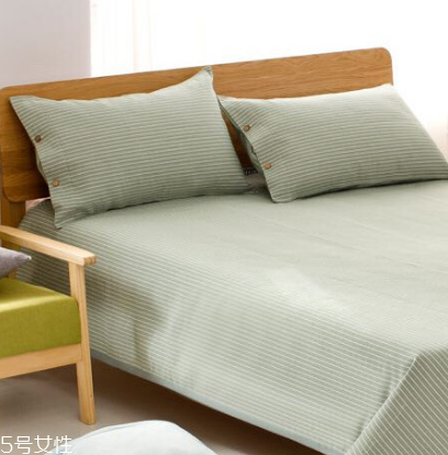 涼席可以用刷子刷嗎 刷洗要輕柔 涼席可以用刷子刷嗎 刷洗要輕柔