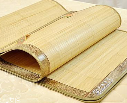 涼席碳化和本色的區(qū)別 讓你知道哪個(gè)好 涼席碳化和本色的區(qū)別 讓你知道哪個(gè)好