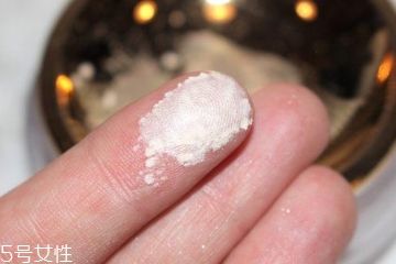 選購(gòu)散粉看什么 看2點(diǎn)能避免假面 選購(gòu)散粉看什么 看2點(diǎn)能避免假面