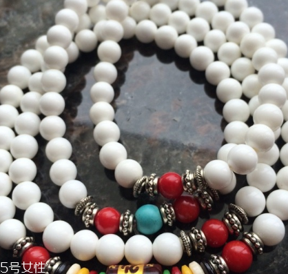 硨磲手鏈女人戴多少顆 佩戴有講究 硨磲手鏈女人戴多少顆 佩戴有講究