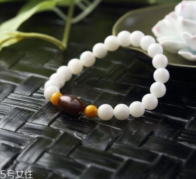 硨磲手鏈戴哪只手 這樣戴才能發(fā)揮功效 硨磲手鏈戴哪只手 這樣戴才能發(fā)揮功效