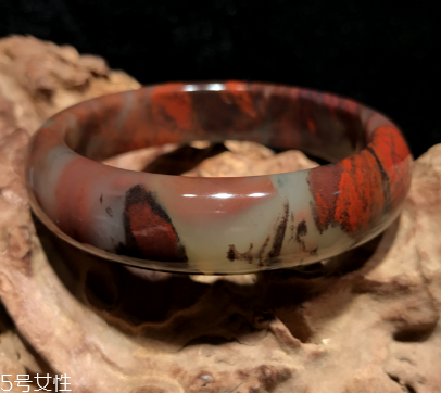 雞血玉手鐲一般多少錢 價(jià)值連城 雞血玉手鐲一般多少錢 價(jià)值連城