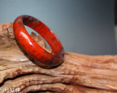 雞血玉手鐲一般多少錢 價(jià)值連城 雞血玉手鐲一般多少錢 價(jià)值連城