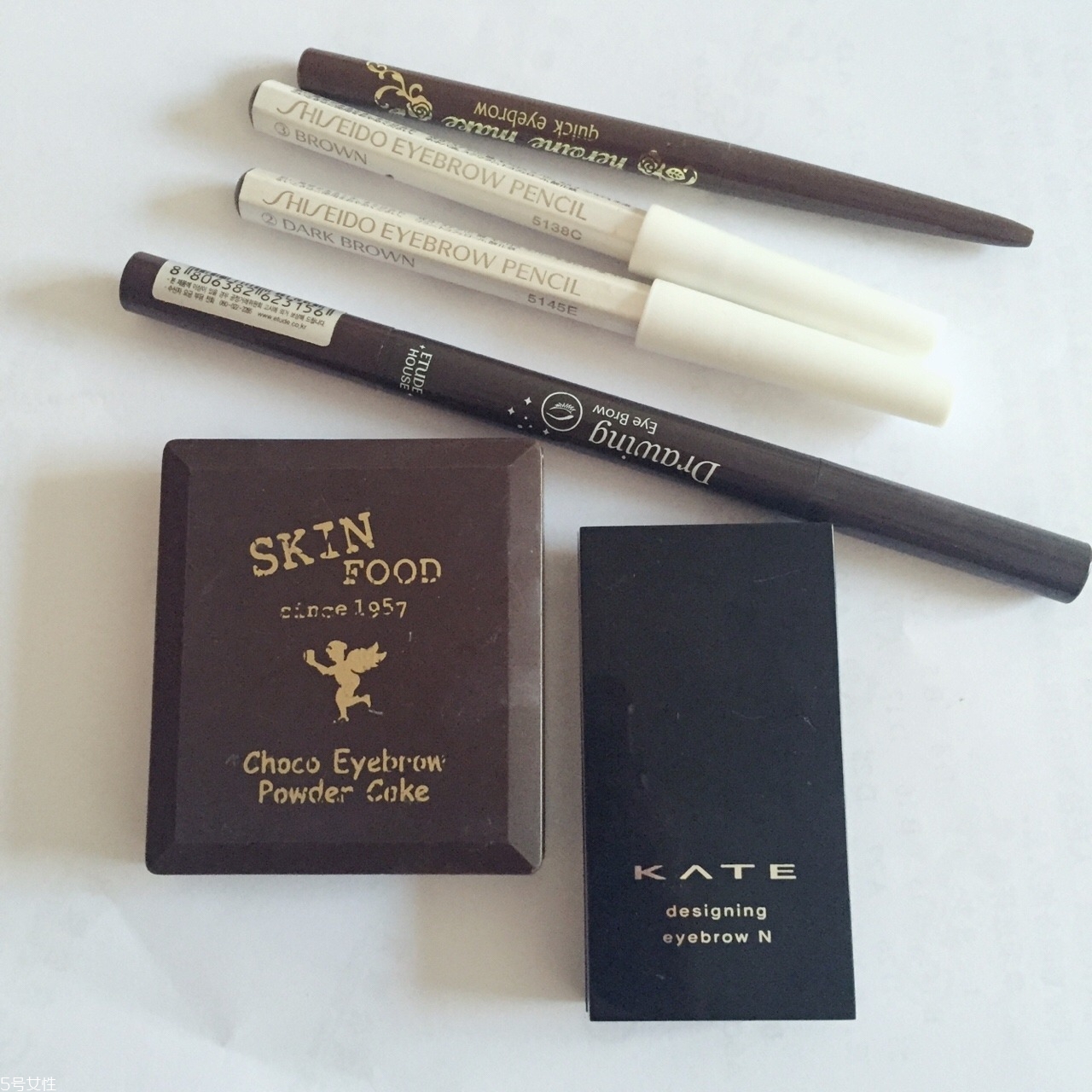 眉粉和眉筆有什么區(qū)別 新手適合用眉粉還是眉筆 眉粉和眉筆有什么區(qū)別 新手適合用眉粉還是眉筆