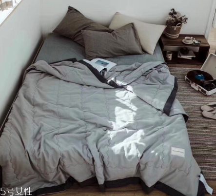 夏涼被上有血跡怎么辦 這樣清洗就對(duì)了 夏涼被上有血跡怎么辦 這樣清洗就對(duì)了