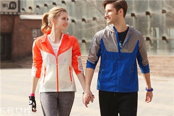 皮膚衣里面穿什么 色彩搭配很重要 皮膚衣里面穿什么 色彩搭配很重要