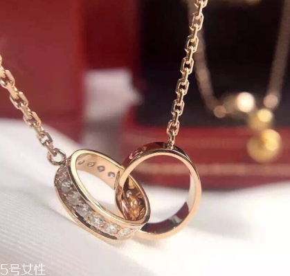 卡地亞雙環(huán)項鏈寓意 兩顆心緊緊相連 卡地亞雙環(huán)項鏈寓意 兩顆心緊緊相連