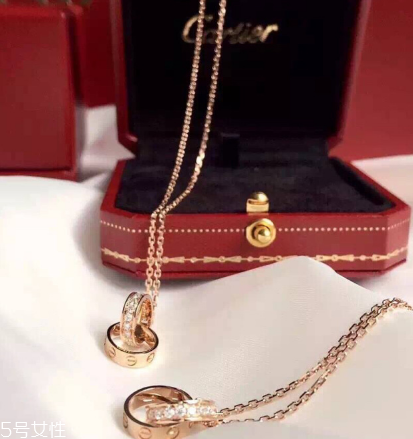 卡地亞雙環(huán)項鏈寓意 兩顆心緊緊相連 卡地亞雙環(huán)項鏈寓意 兩顆心緊緊相連