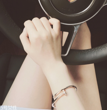 卡地亞釘子手鐲多少錢 展現(xiàn)御姐風(fēng)范 卡地亞釘子手鐲多少錢 展現(xiàn)御姐風(fēng)范