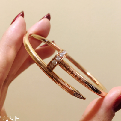 卡地亞釘子手鐲多少錢 展現(xiàn)御姐風(fēng)范 卡地亞釘子手鐲多少錢 展現(xiàn)御姐風(fēng)范