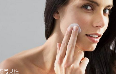 油性皮膚用什么洗臉 清潔護膚要做好 油性皮膚用什么洗臉 清潔護膚要做好
