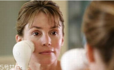 油性皮膚用什么洗臉 清潔護膚要做好 油性皮膚用什么洗臉 清潔護膚要做好