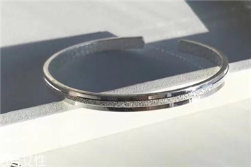 銀手鐲可以戴著睡覺嗎 會(huì)加速氧化 銀手鐲可以戴著睡覺嗎 會(huì)加速氧化