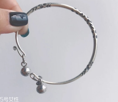 銀手鐲怎么辨別真假 一定要學(xué)會的技巧 銀手鐲怎么辨別真假 一定要學(xué)會的技巧