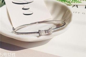 銀手鐲怎么辨別真假 一定要學(xué)會的技巧 銀手鐲怎么辨別真假 一定要學(xué)會的技巧