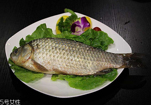 鯽魚(yú)能和胡蘿卜一起吃嗎 這個(gè)是可以的 鯽魚(yú)能和胡蘿卜一起吃嗎 這個(gè)是可以的