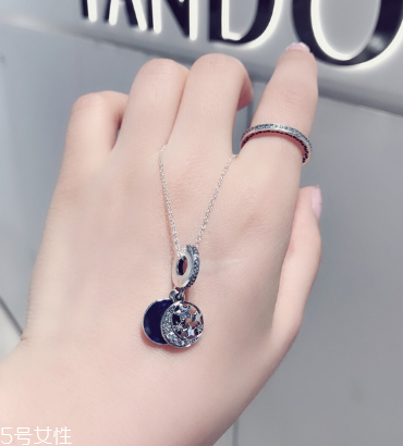 潘多拉星月項(xiàng)鏈多少錢 頸間的小浪漫 潘多拉星月項(xiàng)鏈多少錢 頸間的小浪漫