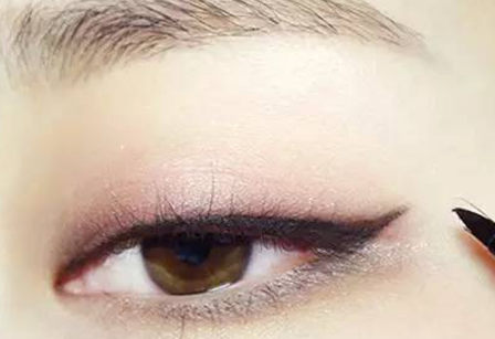 韓國(guó)眼線妝畫法步驟 韓國(guó)眼線妝畫法步驟