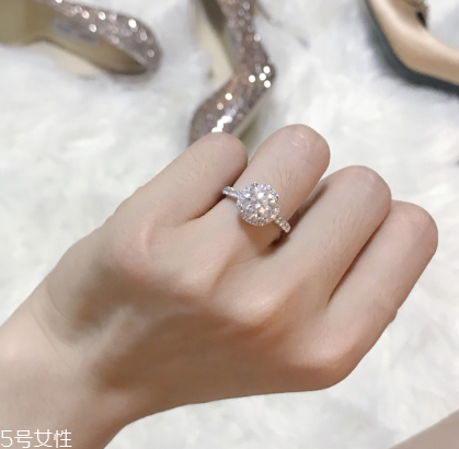 求婚戒指戴哪個手指 不要鬧出笑話 求婚戒指戴哪個手指 不要鬧出笑話