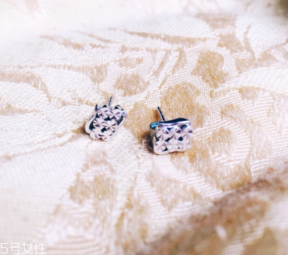 鉑金耳釘會(huì)過(guò)敏嗎 要注意衛(wèi)生 鉑金耳釘會(huì)過(guò)敏嗎 要注意衛(wèi)生