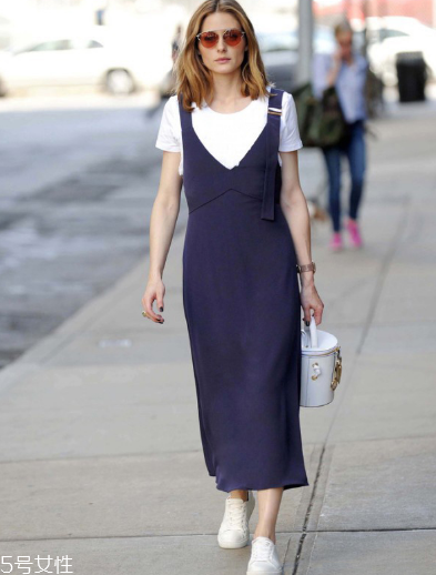 背帶裙怎么穿好看 屬于夏天的逆領(lǐng)穿搭 背帶裙怎么穿好看 屬于夏天的逆領(lǐng)穿搭
