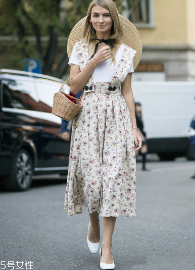 背帶裙怎么穿好看 屬于夏天的逆領(lǐng)穿搭 背帶裙怎么穿好看 屬于夏天的逆領(lǐng)穿搭