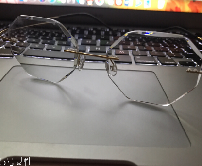 近視眼鏡可以用水洗嗎 衛(wèi)生問題很重要 近視眼鏡可以用水洗嗎 衛(wèi)生問題很重要