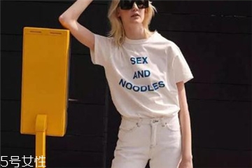 白色闊腿褲怎么搭配上衣 承包夏日時(shí)髦 白色闊腿褲怎么搭配上衣 承包夏日時(shí)髦