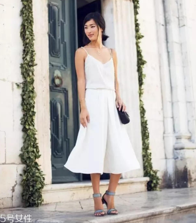 白色闊腿褲怎么搭配上衣 承包夏日時(shí)髦 白色闊腿褲怎么搭配上衣 承包夏日時(shí)髦