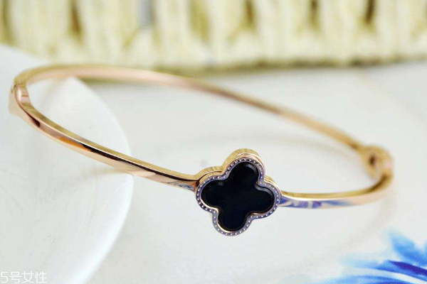 玫瑰金手鐲戴哪個手 看個人習(xí)慣 玫瑰金手鐲戴哪個手 看個人習(xí)慣